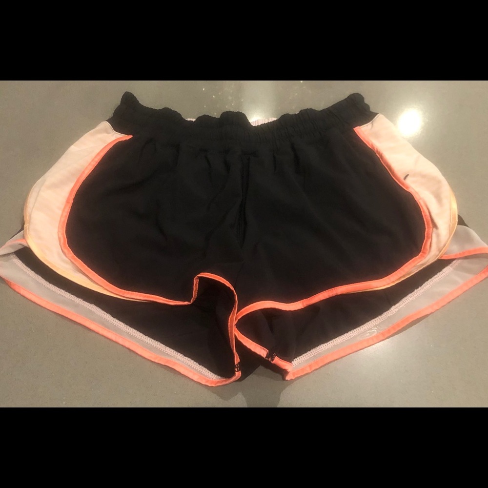 Lululemon hotty hot shorts 2.5”
